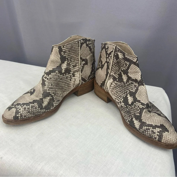 Dolce Vita Tavin Ankle Bootie in Snakeskin Reptile Size 8 - Picture 6 of 10